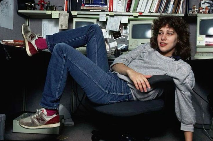 Susan Kare tumbada en un sofá